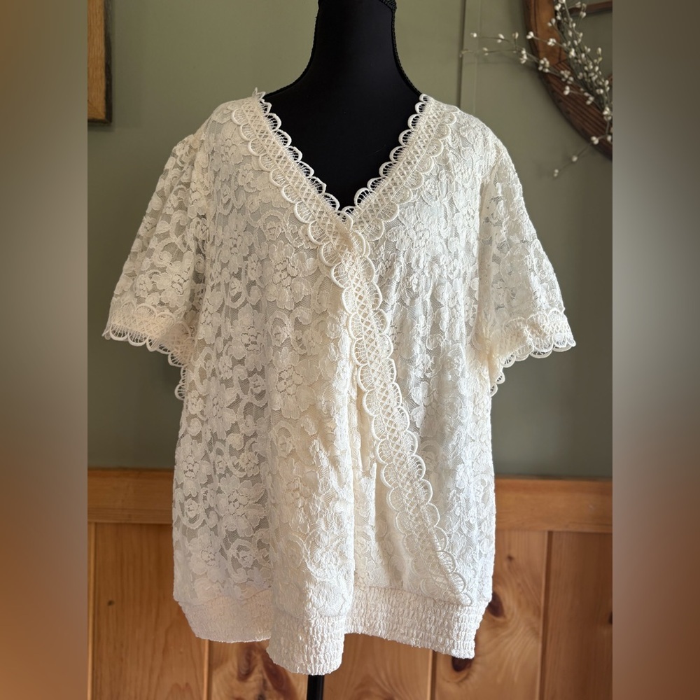 torrid Stretch Lace Surplice Crop Top In Pristine VNeck Short Sleeve Blouse Sz 4